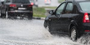 FEATURED-safetymoment-driving-wet-weather-300x150